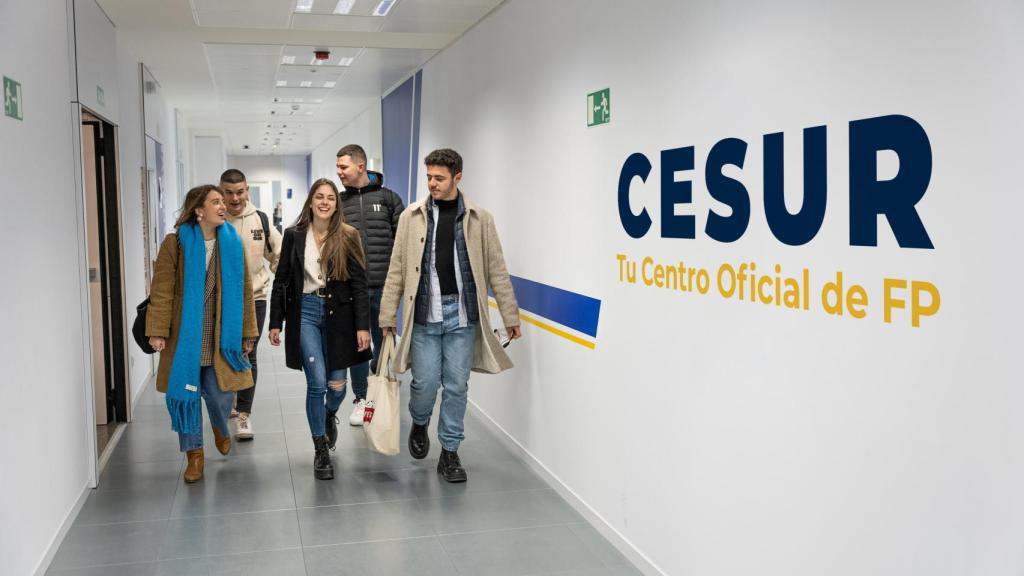 Alumnado de Cesur en las instalaciones.