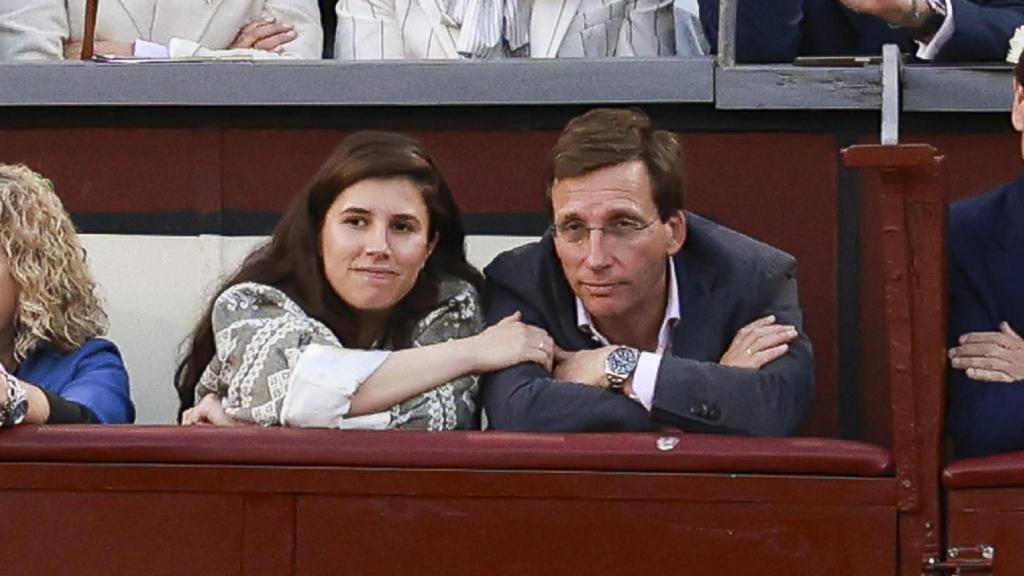 El alcalde de Madrid y su esposa, en la Feria de San Isidro en Madrid, el 23 de mayo de 2025.
