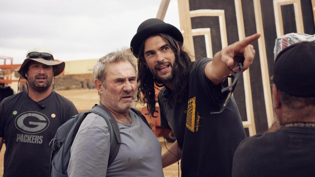 Sergi López y Oliver Laxe durante el rodaje de 'Sirat'