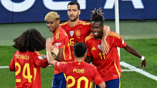 Los jugadores de la selección española celebran el gol de Nico Williams.