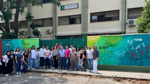Foto de familia en el mural del IES Polígono Sur.