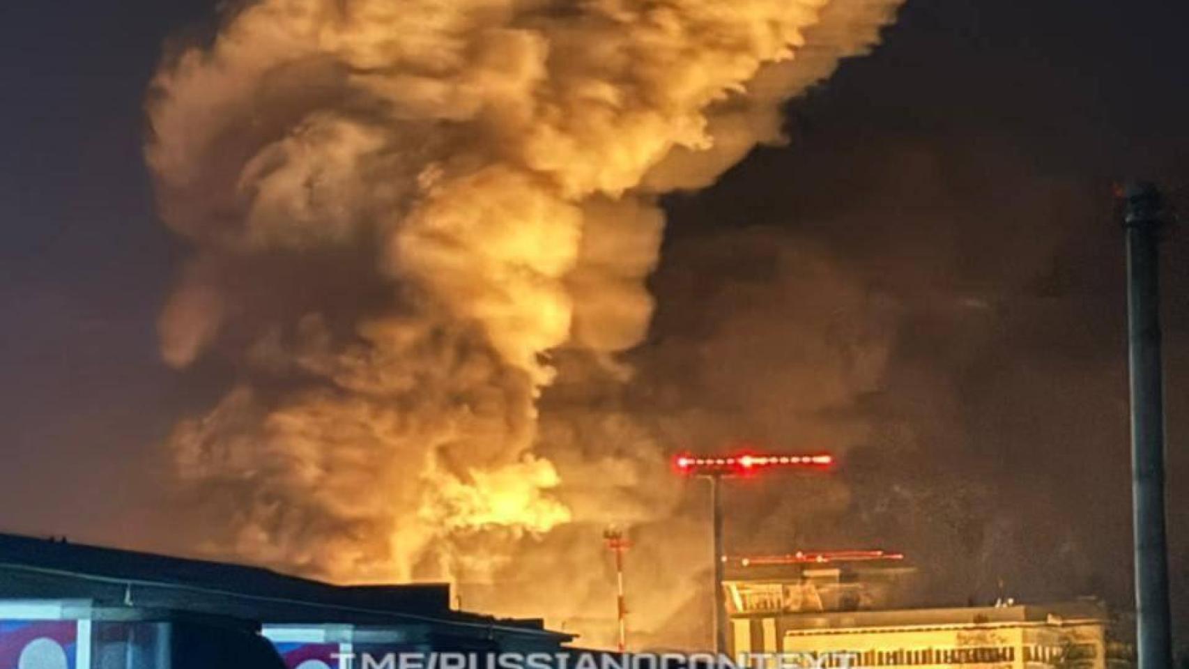 Varias explosiones sacuden un aeropuerto de la región rusa de Bryansk y en Kiev los ataques de drones provocan incendios Varias explosiones sacuden un aeropuerto de la región rusa de Bryansk y en Kiev los ataques de drones provocan incendios