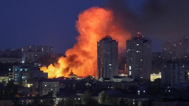 Un incendio desatado en Kiev tras el ataque ruso en la madrugada del viernes.