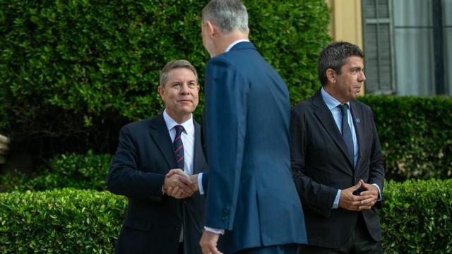 Page saludando al Rey Felipe durante la recepción de la Conferencia de Presidentes en Barcelona.