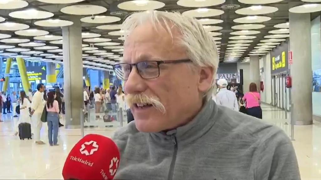 Chris Vélez lleva siete años durmiendo en la terminal.