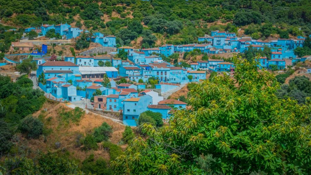 El pueblecito malagueño de casas azules.