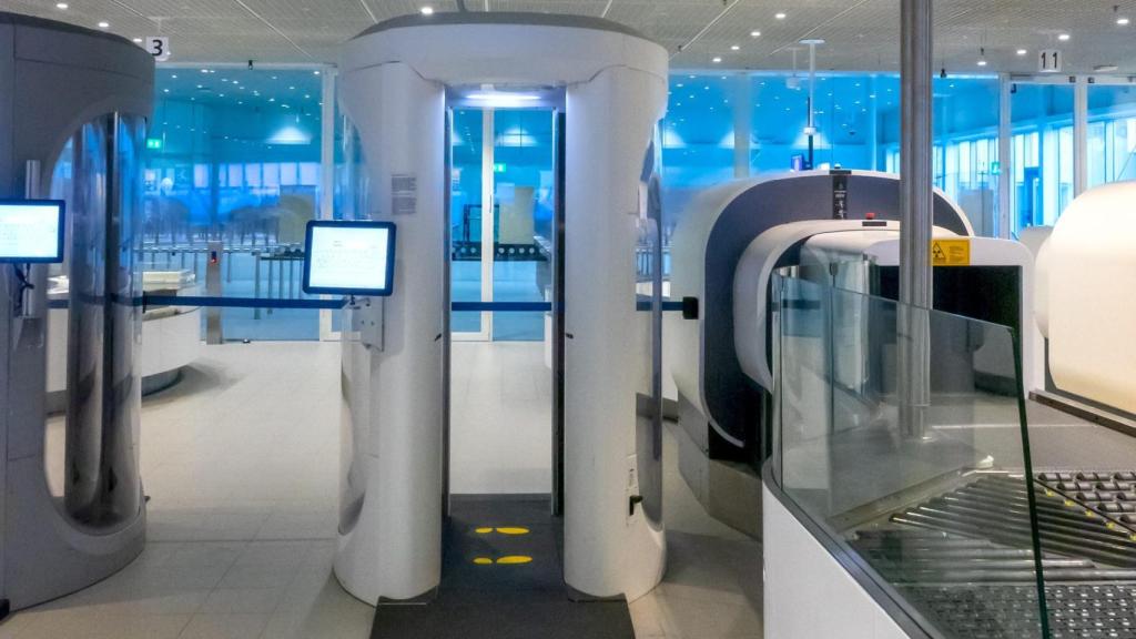Máquina de escáner por ondas milimétricas en aeropuerto