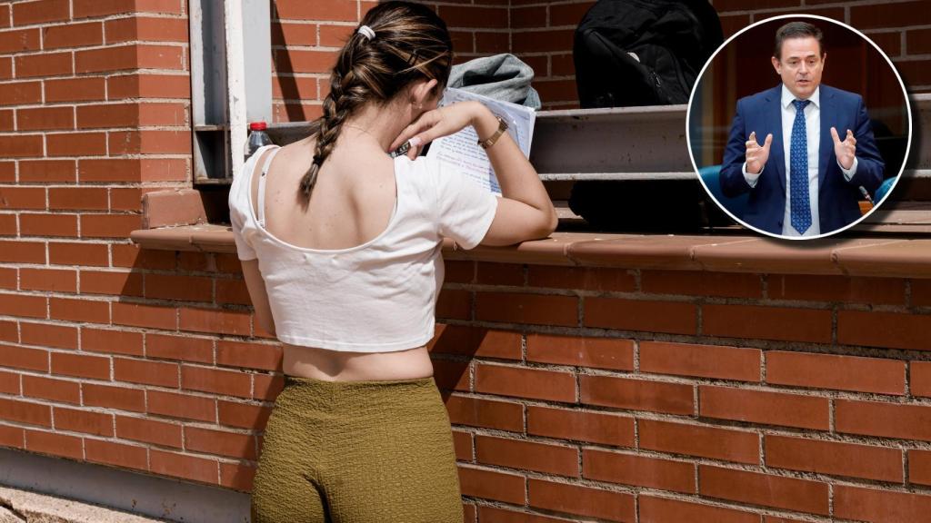 Una alumna estudiando para un examen de la PAU y el exdiputado de Vox Jaime de Berenguer.
