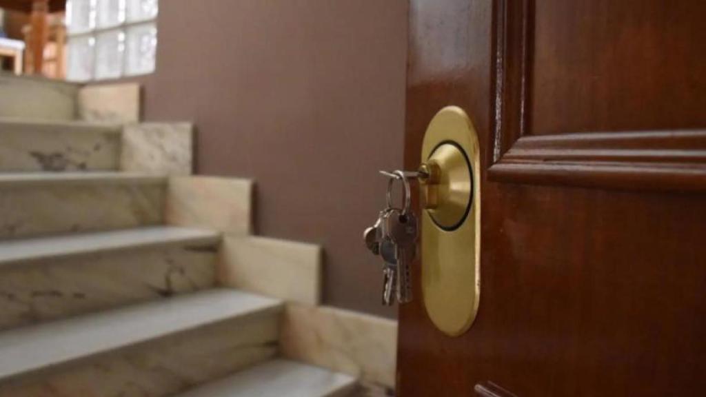 Imagen de la puerta de una vivienda con unas llaves.