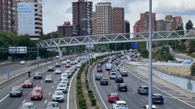 Atasco de coches en la M-30 de Madrid.