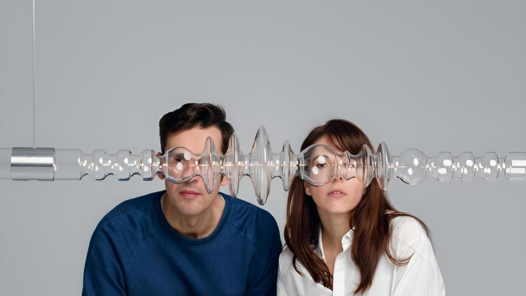 La pareja, con una de sus obras.