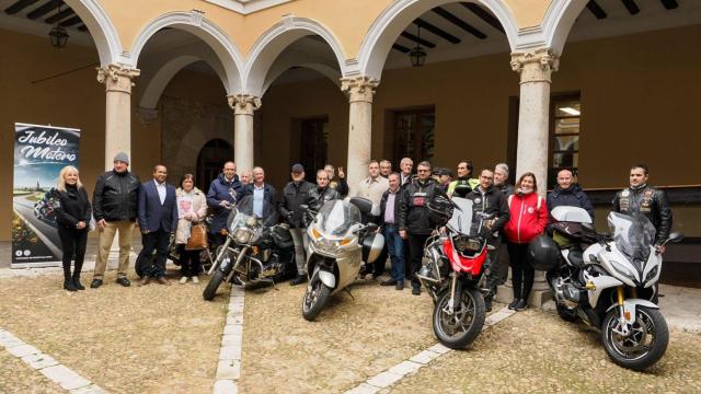 Foto de familia de la presentacion del II Jubileo Motero en el Arzobispado de Valladolid