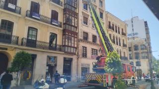 Imagen de la caída de cascotes en la calle Santiago de Valladolid