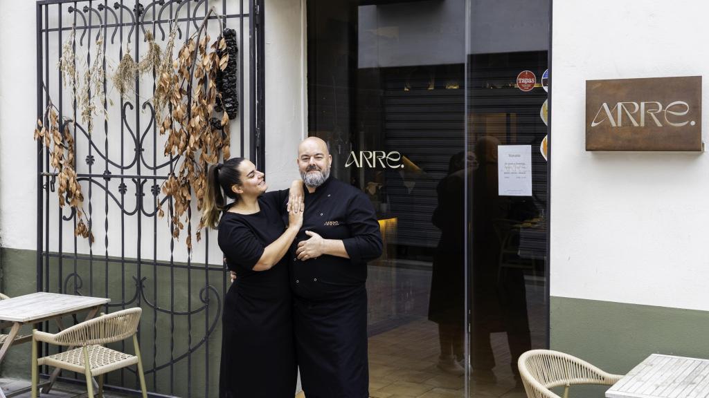 Beatriz Villalba y Pedro Salas en la puerta de Arre.