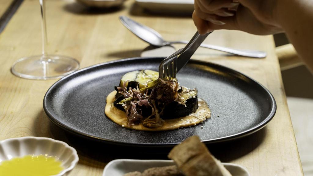 Guiso de calamar con alcachofa asada.