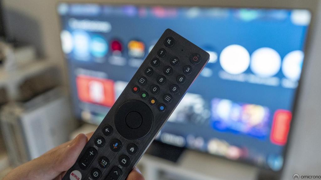 Mando del televisor TCL 65C7K.