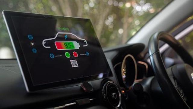 Vehículo eléctrico cargándose.