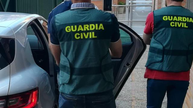 Guardia Civil con un detenido