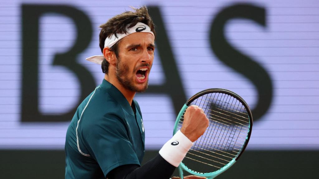 Musetti celebra su contrabreak ante Alcaraz.