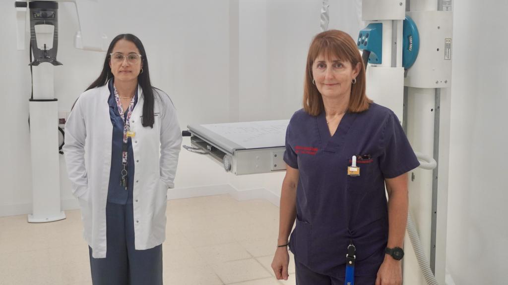 Las antropólogas forenses Anahí Domínguez Marrero (i) y Diana García Bardeci (d) posan para la cámara de EL ESPAÑOL en el interior del Instituto de Medicina Legal de Las Palmas, donde lideran la Unidad de Estimación Forense de la Edad (UEFE).