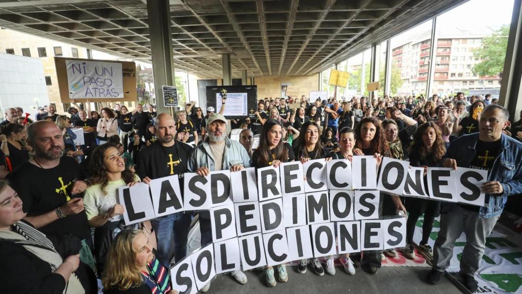 Concentración de los docentes en huelga en el exterior de la sede de las consejerías de Oviedo.