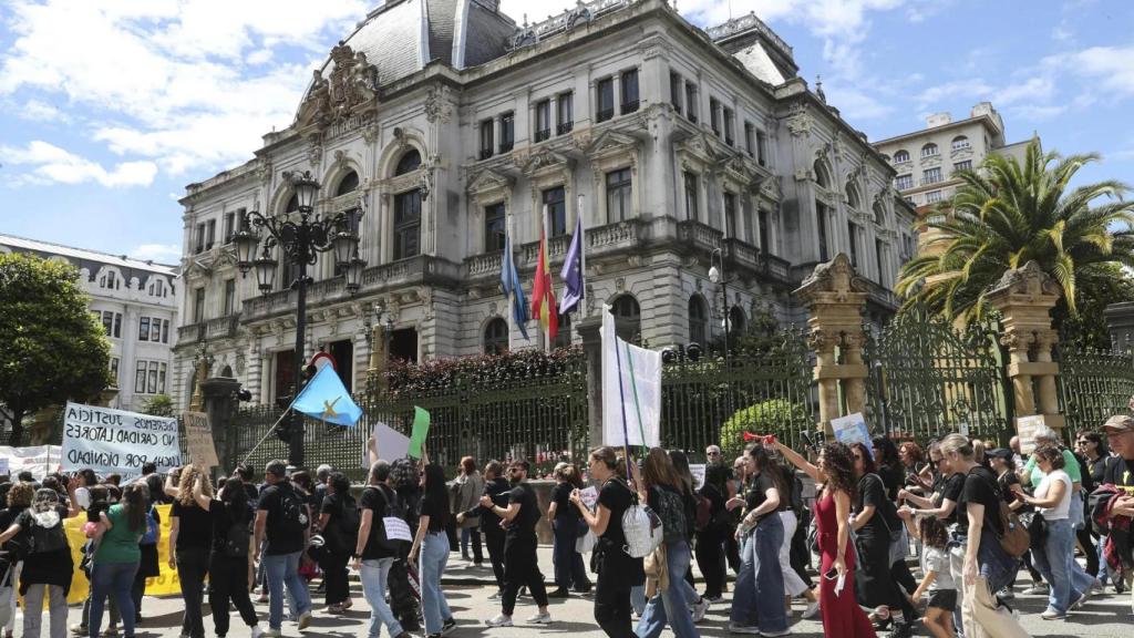 Docentes de la educación pública protestan por las calles de Oviedo.