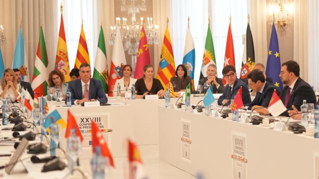 Juanma Moreno interviene en la Conferencia de Presidentes ante la mirada, entre otros, de María Jesús Montero, situada tras Pedro Sánchez.