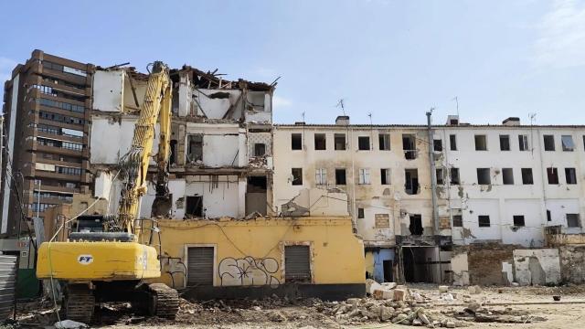 Imagen de los trabajos de demolición en Callejones del Perchel, en Málaga.