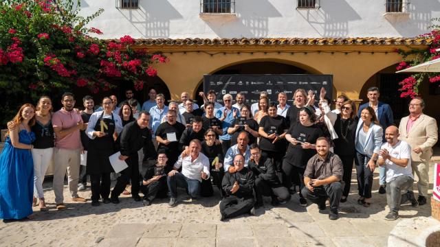 Fotografía de familia de premiados y asistentes.
