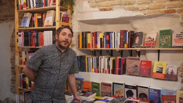 Raúl Royo, propietario de una librería única en Zaragoza.