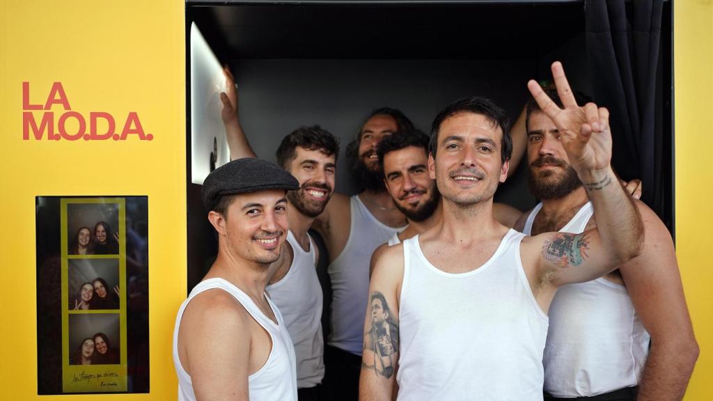 La Moda posa para EL ESPAÑOL en el fotomatón que preparó en la presentación de su single en Callao.