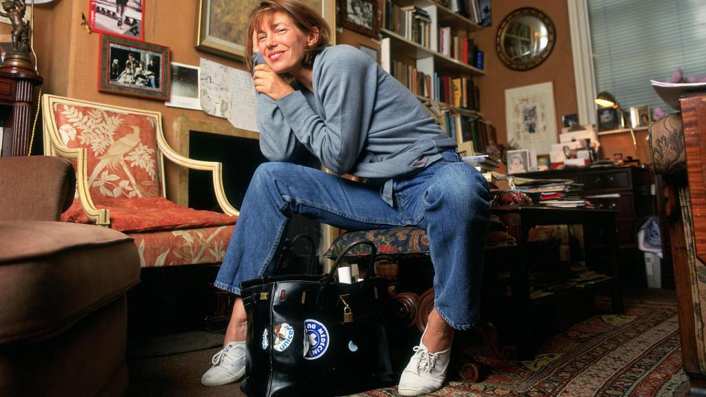 Jane Birkin con el primer bolso Birkin, diseñado y realizado por la firma Hermès para ella, por lo que lleva su apellido.