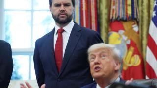 El vicepresidente de Estados Unidos, JD Vance, escucha mientras el presidente Donald Trump hace un anuncio sobre un acuerdo comercial con el Reino Unido, en el Despacho Oval de la Casa Blanca en Washington, D.C., Estados Unidos, el 8 de mayo de 2025.