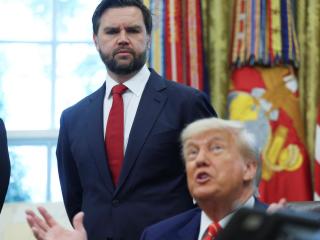 El vicepresidente de Estados Unidos, JD Vance, escucha mientras el presidente Donald Trump hace un anuncio sobre un acuerdo comercial con el Reino Unido, en el Despacho Oval de la Casa Blanca en Washington, D.C., Estados Unidos, el 8 de mayo de 2025.