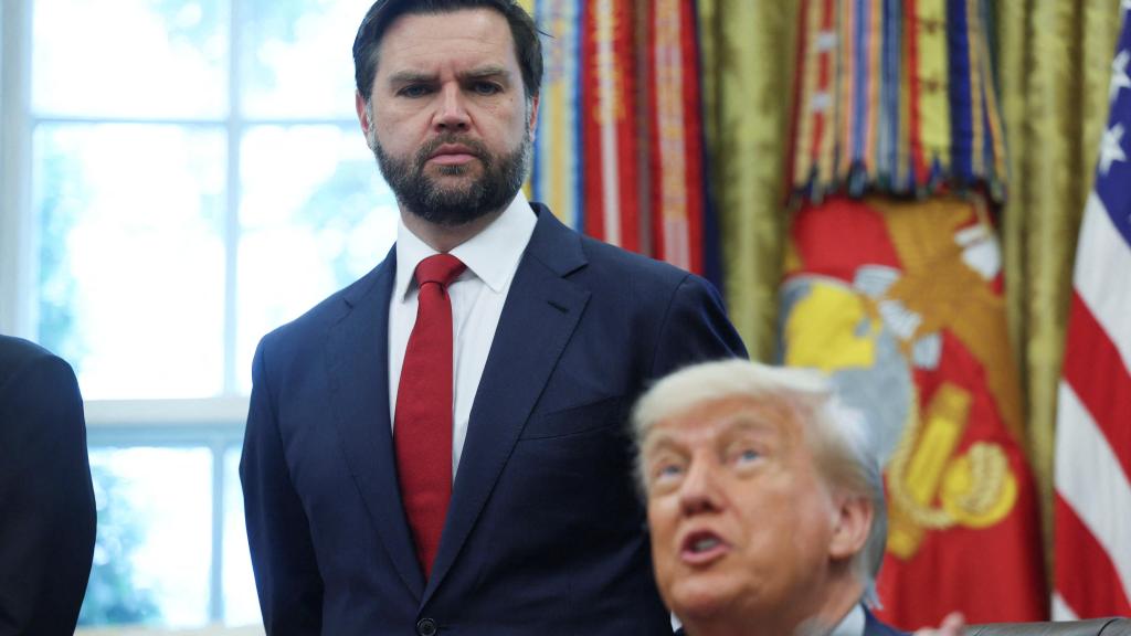 JD Vance escucha mientras Trump hace un anuncio sobre un acuerdo comercial con Reino Unido, en el Despacho Oval, el 8 de mayo de 2025.