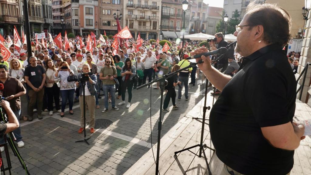 Unas 2.000 personas arropan en La Bañeza a los trabajadores de Azucarera en su lucha contra el cierre de la fábrica leonesa