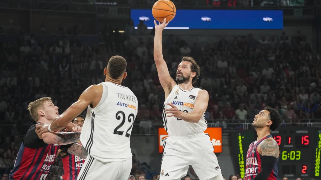Sergio Llull lanza a canasta durante el partido ante Baskonia.