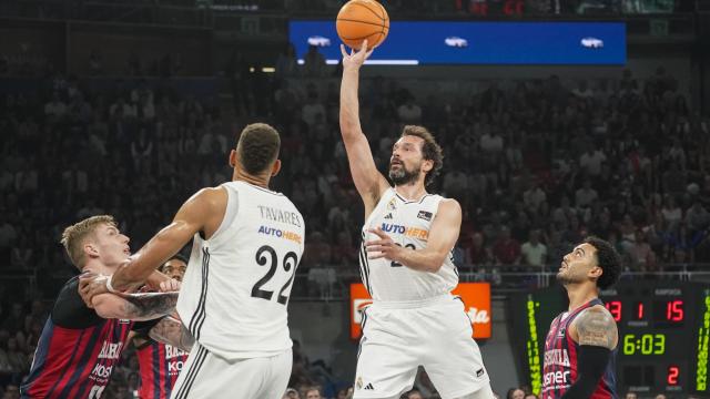 Sergio Llull lanza a canasta durante el partido ante Baskonia.