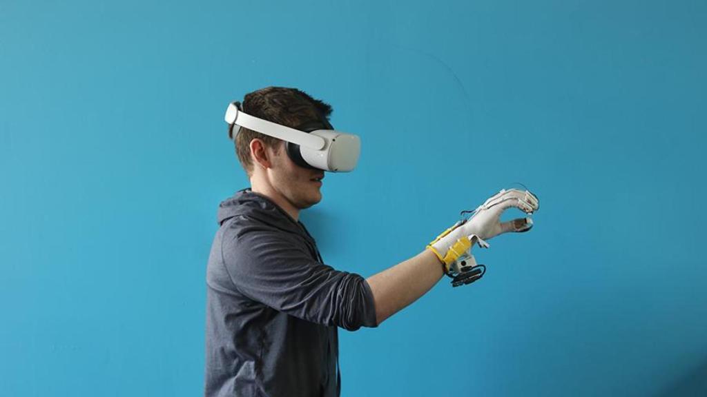 Gafas de Meta con guante háptico diseñado por la  Universidad Carnegie Mellon