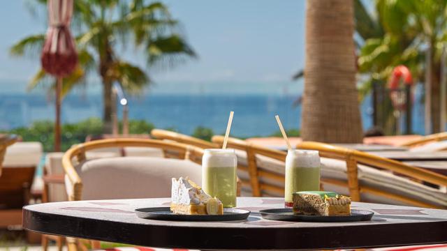 El hotel de Marbella a pie de playa con un desayuno cinco estrellas: quesos locales, jamón ibérico y un bar de ostras