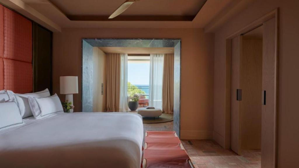 El Mediterráneo se cuela por las habitaciones del hotel.