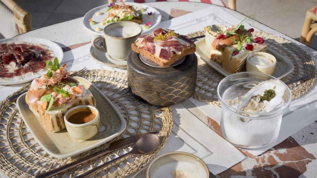 Una selección de platos del desayuno de El Fuerte Marbella, con sus ostras y jamón.