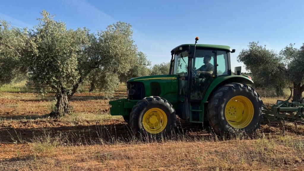 Jesús Heras trabajando con el tractor en Morata de Tajuña.