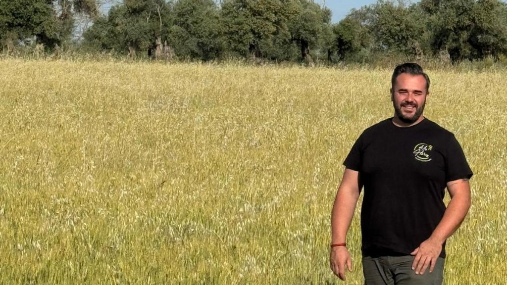 Jesús Heras en sus campos de cereales.