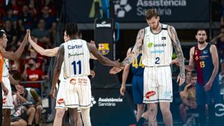 Olek Balcerowski y Tyson Carter durante el FC Barcelona vs. Unicaja del playoff de la ACB.