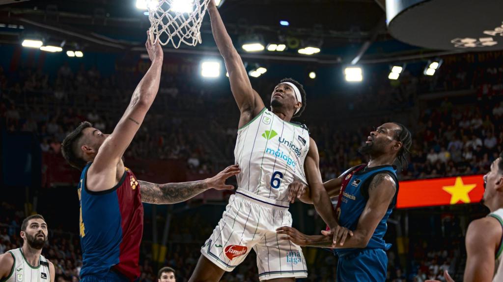Kameron Taylor entra a canasta durante el FC Barcelona vs. Unicaja del playoff de la ACB.