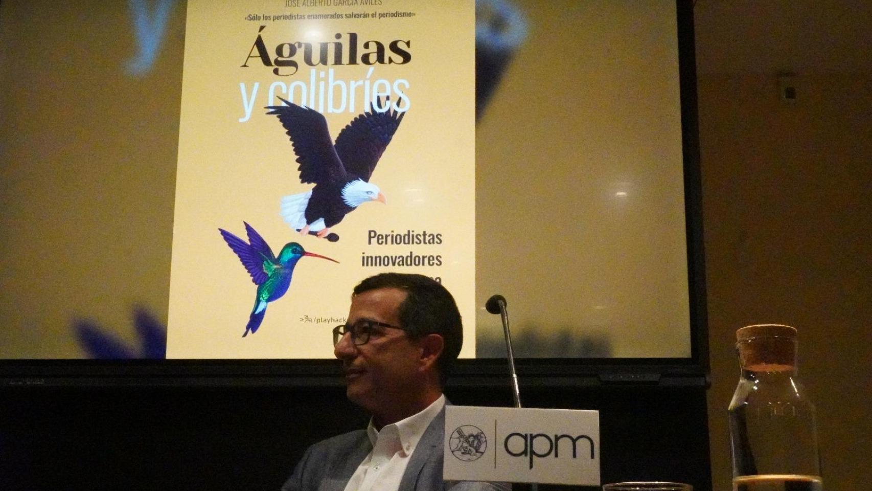 José Alberto García Avilés durante su entrevista con EL ESPAÑOL en la Asociación de la Prensa de Madrid, antes de la presentación de su libro 'Águilas y colibríes'.