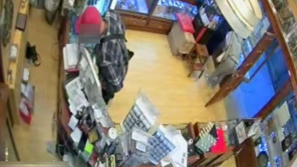 La Guardia Civil detiene a una mujer como presunta autora de robos en joyerías gallegas.