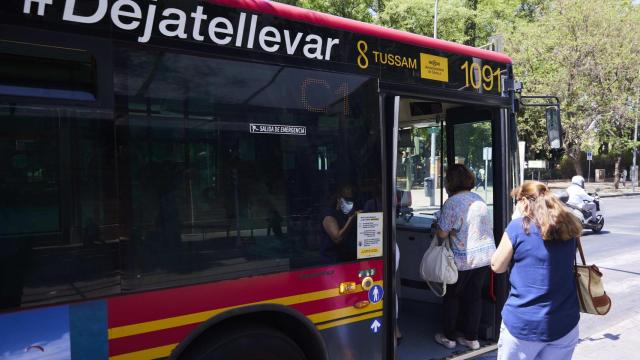 Dos mujeres suben a un autobús de Tussam.