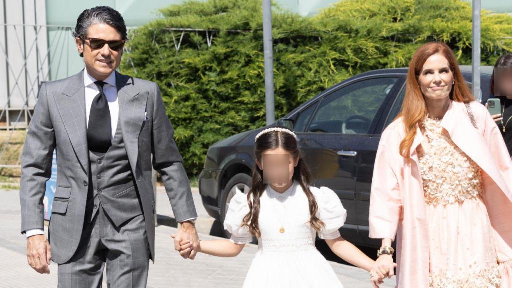Olivia de Borbón y su esposo, Julián Porras-Figueroa, han celebrado el sábado la comunión de su hija.